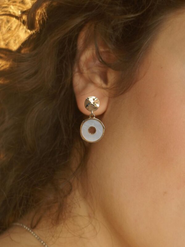round mother of pearl earrings